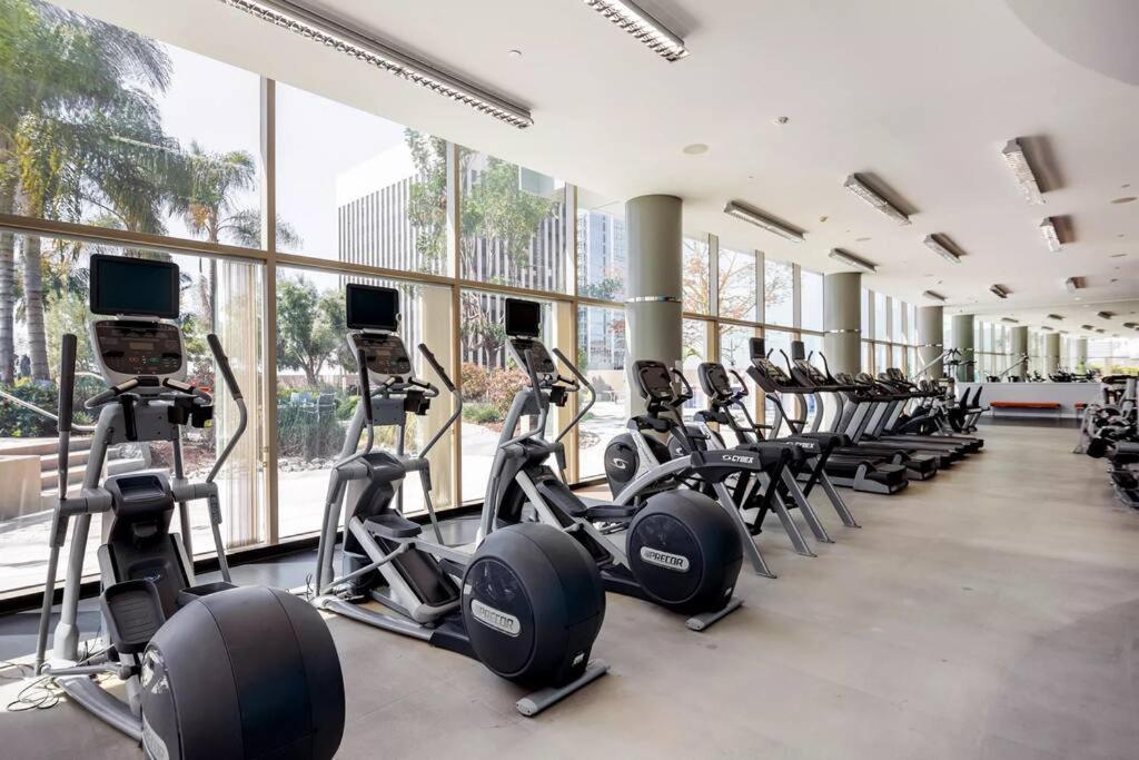 Apartamento Lovely Upscale High Rise Private Parking & Pool Los Ángeles Exterior foto
