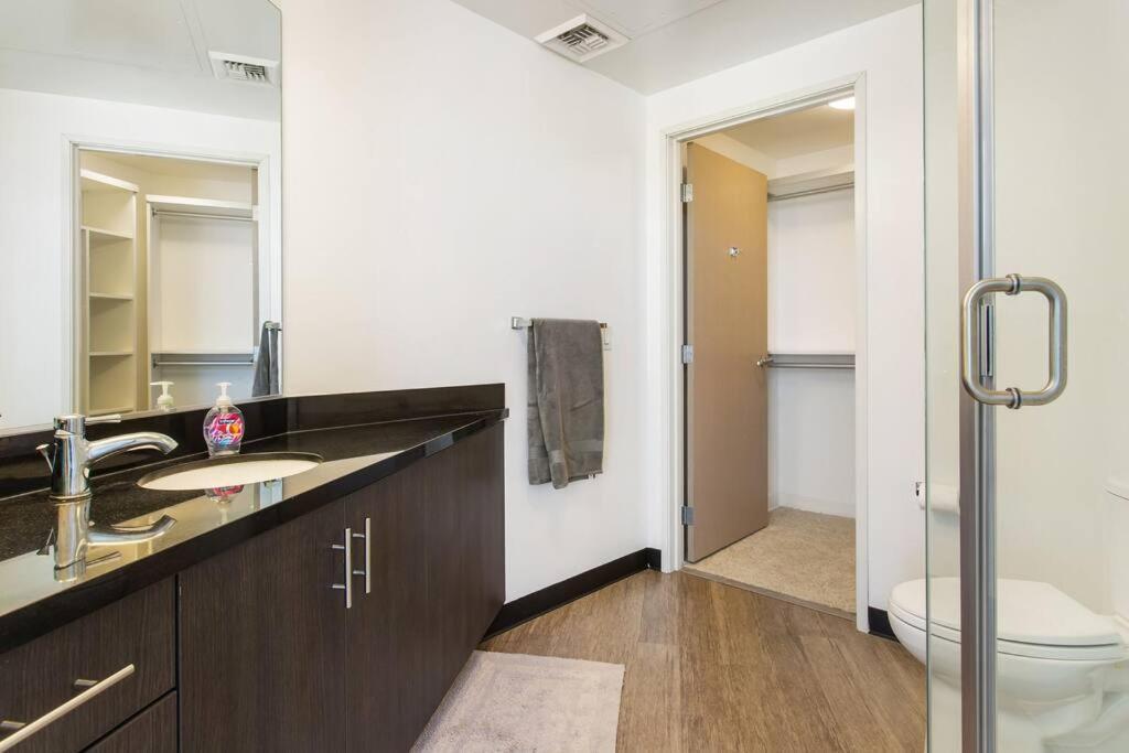 Apartamento Lovely Upscale High Rise Private Parking & Pool Los Ángeles Exterior foto
