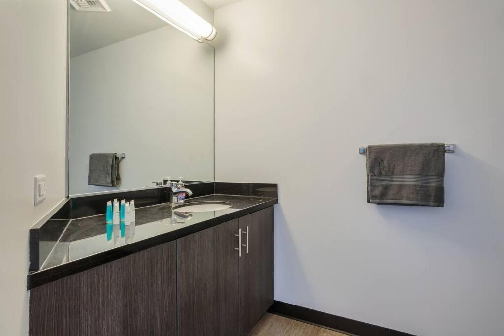 Apartamento Lovely Upscale High Rise Private Parking & Pool Los Ángeles Exterior foto