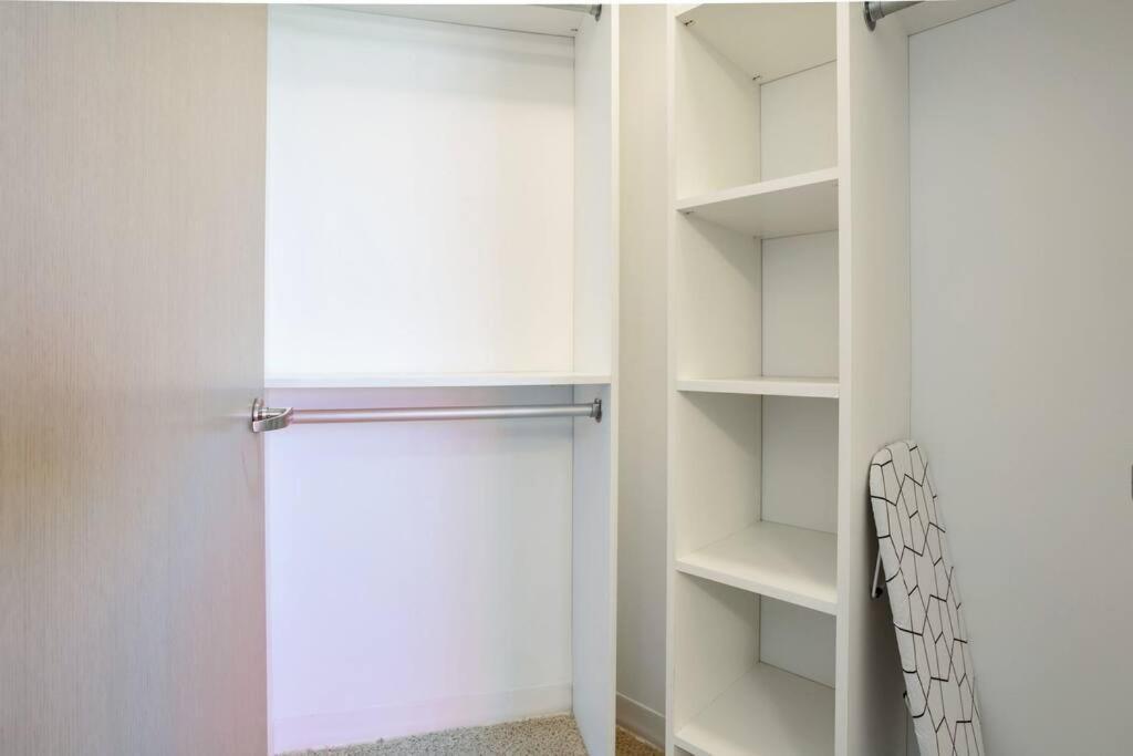 Apartamento Lovely Upscale High Rise Private Parking & Pool Los Ángeles Exterior foto