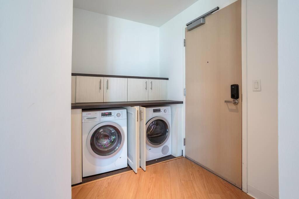 Apartamento Lovely Upscale High Rise Private Parking & Pool Los Ángeles Exterior foto