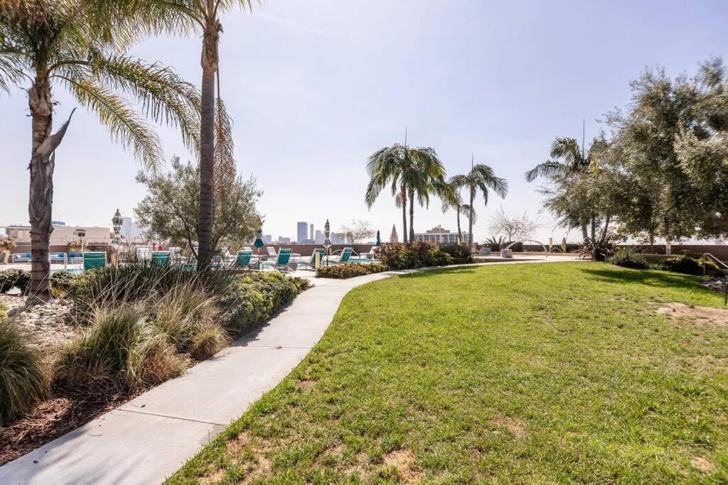 Apartamento Lovely Upscale High Rise Private Parking & Pool Los Ángeles Exterior foto
