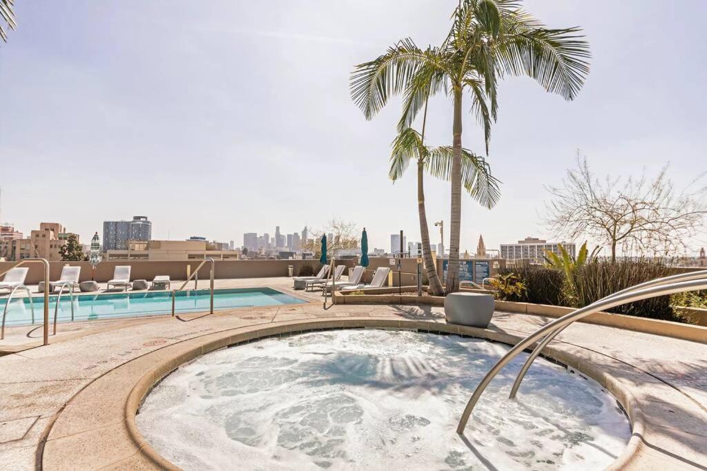 Apartamento Lovely Upscale High Rise Private Parking & Pool Los Ángeles Exterior foto