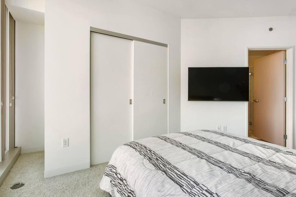 Apartamento Lovely Upscale High Rise Private Parking & Pool Los Ángeles Exterior foto