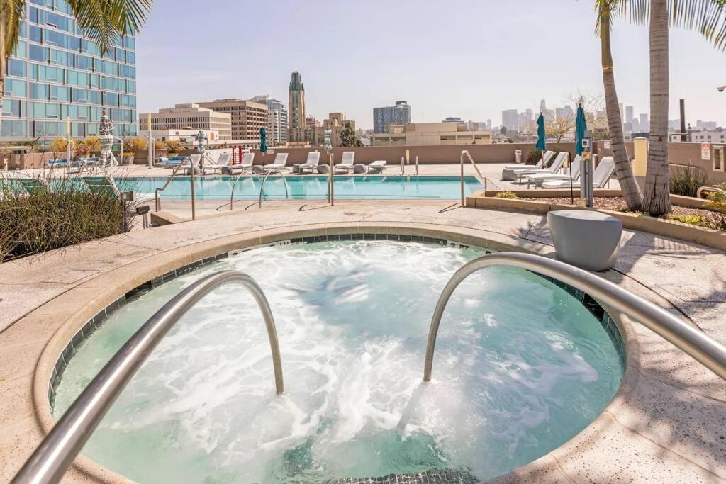 Apartamento Lovely Upscale High Rise Private Parking & Pool Los Ángeles Exterior foto