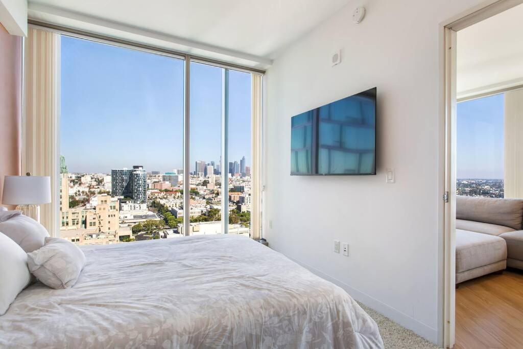 Apartamento Lovely Upscale High Rise Private Parking & Pool Los Ángeles Exterior foto