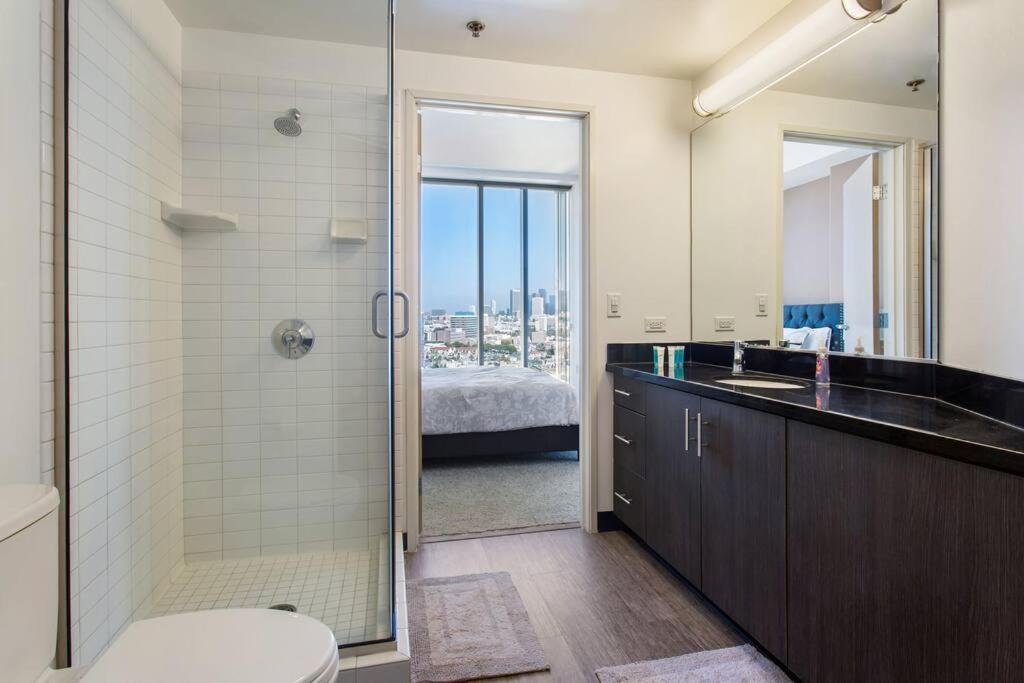 Apartamento Lovely Upscale High Rise Private Parking & Pool Los Ángeles Exterior foto