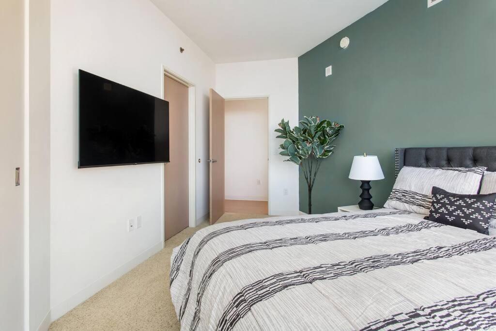 Apartamento Lovely Upscale High Rise Private Parking & Pool Los Ángeles Exterior foto