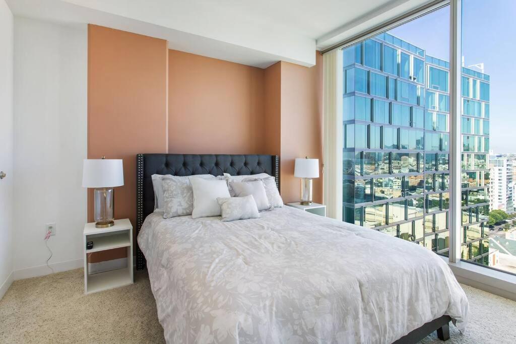 Apartamento Lovely Upscale High Rise Private Parking & Pool Los Ángeles Exterior foto