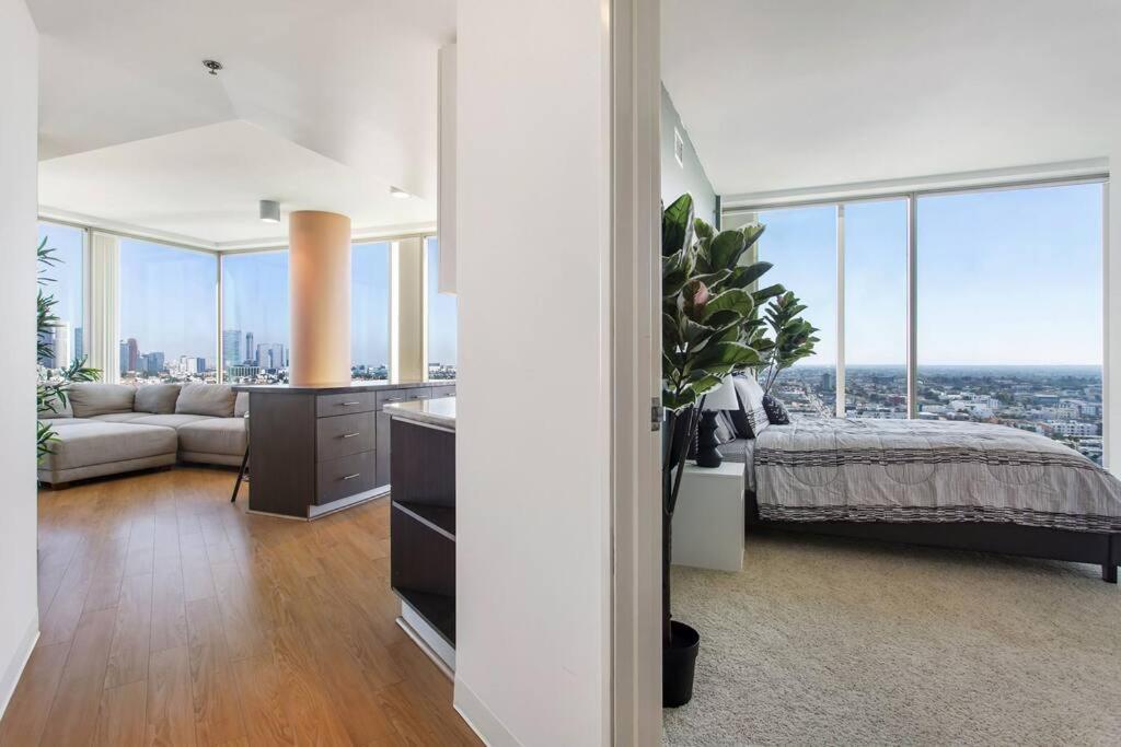 Apartamento Lovely Upscale High Rise Private Parking & Pool Los Ángeles Exterior foto