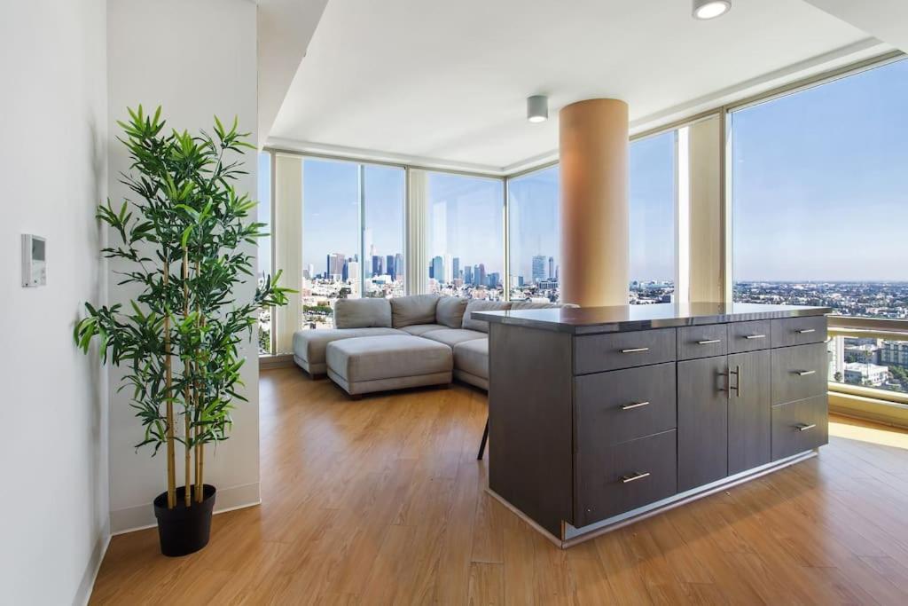 Apartamento Lovely Upscale High Rise Private Parking & Pool Los Ángeles Exterior foto