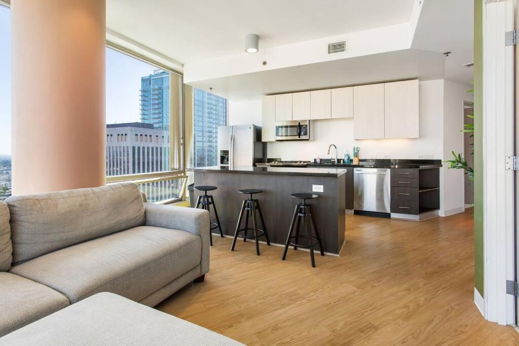 Apartamento Lovely Upscale High Rise Private Parking & Pool Los Ángeles Exterior foto