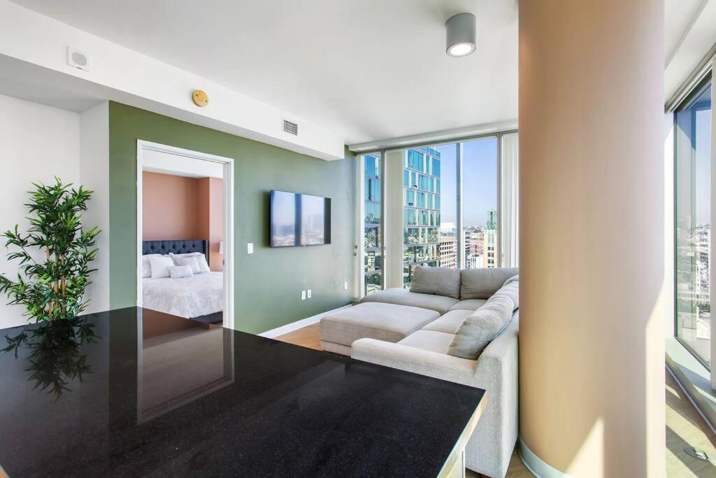 Apartamento Lovely Upscale High Rise Private Parking & Pool Los Ángeles Exterior foto